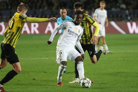 Pemain Getafe, Mario Martin (kiri), dan pemain Real Madrid, Eduardo Camavinga, berebut bola dalam pertandingan La Liga antara Getafe vs Real Madrid, 19 Oktober 2025. (AP Photo/Manu Fe