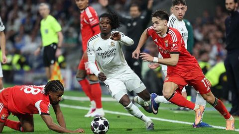 Pemain Getafe, Mario Martin (kiri), dan pemain Real Madrid, Eduardo Camavinga, berebut bola dalam pertandingan La Liga antara Getafe vs Real Madrid, 19 Oktober 2025. (AP Photo/Manu Fe