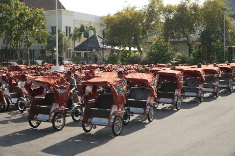 Sejak 1987, Parno (68) mengandalkan becak kayuh sebagai sumber penghidupan. Aktivitas menarik becak telah menjadi rutinitas hariannya untuk mencari nafkah.