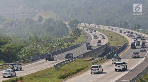 Mobil pemudik memadati Gerbang Tol (GT) Cikopo Palimanan (Cipali) Cirebon, Jawa Barat, Sabtu (1/6/2019). Memasuki H-4 Lebaran, kepadatan terjadi di ruas Tol Cipali di Km 73 sampai dengan Km 7