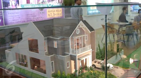 Pengunjung mendapatkan penjelasan saat pameran properti di Jakarta, Kamis  (21/11/2019). Pemerintah mempermudah akses kepemilikan rumah layak huni dan terjangkau bagi masyarakat berpenghasila