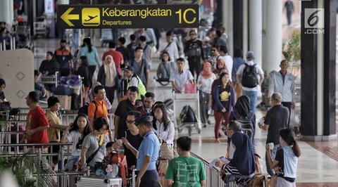 Diperkirakan lonjakan penumpang akan terjadi di 35 bandara yang dikelola kelolaan InJourney selama masa angkutan Lebaran tahun ini. Tampak dalam foto, calon penumpang saat berada di Terminal