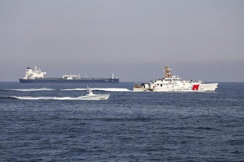 Kapal di Selat Hormuz. (AP File)