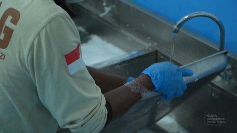 Rohmat bekerja Di SPPG Yayasan Permata Mitra Keluarga, salah satu dapur program MBG. (Foto: Badan Komunikasi Pemerintah RI)