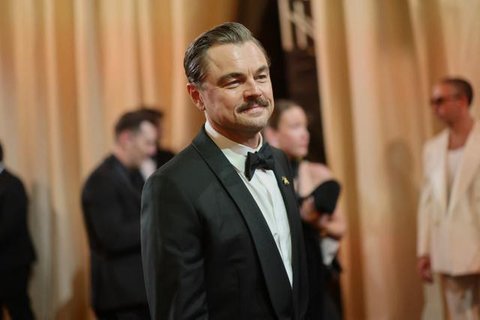 Seorang pria melewati replika patung Oscar pada hari Sabtu, 14 Maret 2026, di jalan dekat Dolby Theatre di Los Angeles, tempat persiapan terus berlangsung untuk upacara Academy Awards ke-98 p