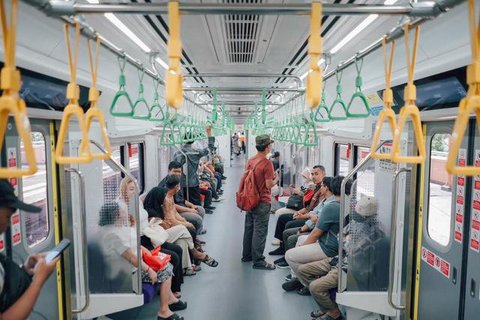 Mulai 1 Juni 2023, PT Kereta Commuter Indonesia (KCI) akan menyesuaikan jadwal dan perjalanan Commuterline atau Kereta Rel Listrik (KRL) dan Kereta Bandara Soekarno-Hatta. (Liputan6.com/Johan