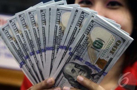 Teller tengah menghitung mata uang dolar AS di penukaran uang di Jakarta, Rabu (10/7/2019). Nilai tukar rupiah terhadap dolar Amerika Serikat (AS) ditutup stagnan di perdagangan pasar spot ha