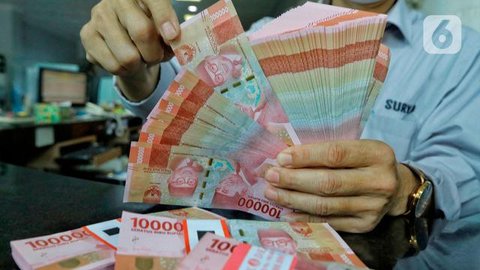 Teller tengah menghitung mata uang dolar AS di penukaran uang di Jakarta, Rabu (10/7/2019). Nilai tukar rupiah terhadap dolar Amerika Serikat (AS) ditutup stagnan di perdagangan pasar spot ha