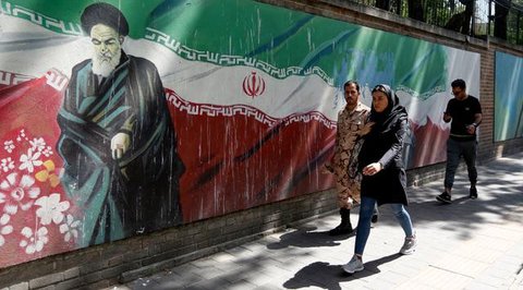 Bendera Iran (Atta Kenare / AFP PHOTO)
