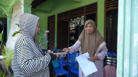 Sejumlah ibu hamil dan ibu di Sukoharjo yang menggendong balita terlihat mengantre dengan tertib menunggu pembagian makanan dari program MBG.