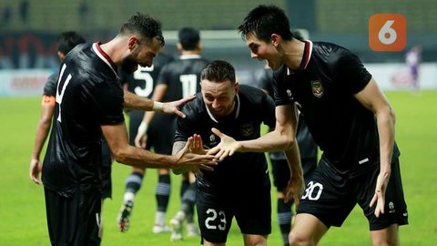 Pemain Timnas Indonesia, Jordi Amat, Marc Klok dan Elkan Baggot merayakan gol ke gawang Burundi pada pertandingan kedua FIFA Matchday di Stadion Patriot Candrabhaga, Bekasi, Selasa (28/3/2023). (Bola.com/M Iqbal Ichsan)