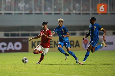 Jordi Amat, Eliano Reijnders memperkuat Timnas Indonesia saat melawan Chinese Taipei di FIFA Matchday di Stadion GBT, Surabaya, Jumat (5-9-2025). (Bola.com/Abdul Aziz)