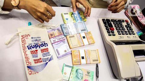 Namun, Bank Indonesia (BI) dan perbankan membatasi penukaran uang tunai sebesar Rp 3,8 juta per orang menjelang hari raya Idul Fitri atau Lebaran 2023. (Liputan6.com/Angga Yuniar)