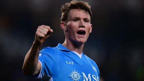 Gelandang Napoli asal Skotlandia #08, Scott McTominay, merayakan kemenangannya dalam pertandingan Serie A Italia antara Napoli dan Cagliari di stadion Diego Armando Maradona di Naples pada