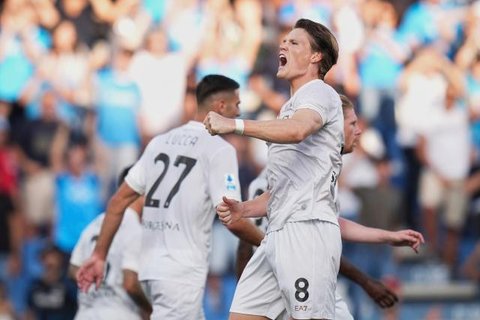 Gelandang Napoli asal Skotlandia #08, Scott McTominay, merayakan kemenangannya dalam pertandingan Serie A Italia antara Napoli dan Cagliari di stadion Diego Armando Maradona di Naples pada