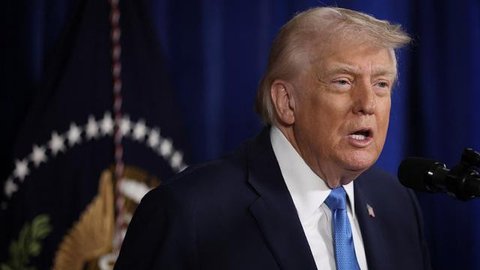 Presiden Amerika Serikat (AS) Donald Trump (kiri) dan Presiden Tiongkok Xi Jinping berjabat tangan saat meninggalkan Pangkalan Udara Gimhae, yang terletak di sebelah Bandara Internasional Gim
