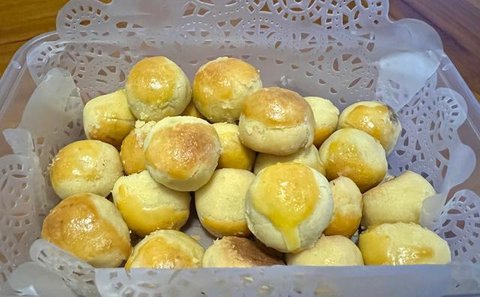 Nastar adalah salah satu kue kering yang sangat khas dan bisa dipastikan selalu hadir setiap kali Lebaran. Biasanya kue nastar isi selai nanas dan lain-lain. (Istimewa)