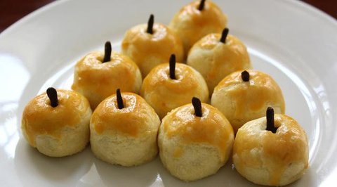 Nastar adalah salah satu kue kering yang sangat khas dan bisa dipastikan selalu hadir setiap kali Lebaran. Biasanya kue nastar isi selai nanas dan lain-lain. (Istimewa)