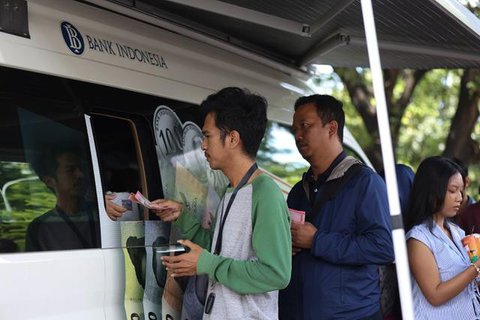 Pekerja menata uang di kantor BRI, Jakarta, Kamis (22/12). PT Bank Rakyat Indonesia Persero Tbk menyiapkan pasokan uang tunai Rp17 triliun untuk memenuhi kebutuhan transaksi masyarakat pada l