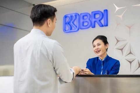 Pekerja menata uang di kantor BRI, Jakarta, Kamis (22/12). PT Bank Rakyat Indonesia Persero Tbk menyiapkan pasokan uang tunai Rp17 triliun untuk memenuhi kebutuhan transaksi masyarakat pada l