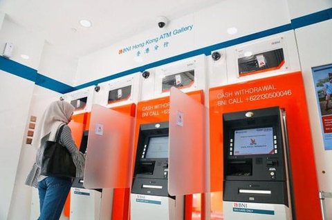 Pekerja menata uang di kantor BRI, Jakarta, Kamis (22/12). PT Bank Rakyat Indonesia Persero Tbk menyiapkan pasokan uang tunai Rp17 triliun untuk memenuhi kebutuhan transaksi masyarakat pada l
