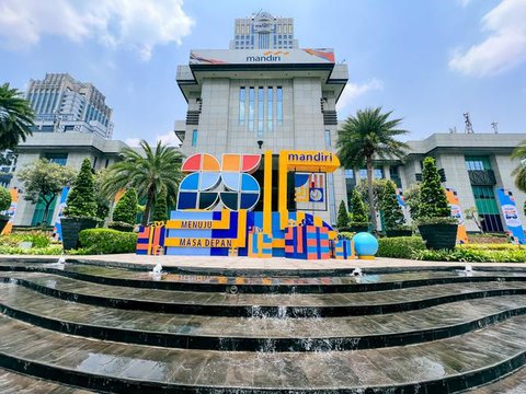 Pekerja menata uang di kantor BRI, Jakarta, Kamis (22/12). PT Bank Rakyat Indonesia Persero Tbk menyiapkan pasokan uang tunai Rp17 triliun untuk memenuhi kebutuhan transaksi masyarakat pada l