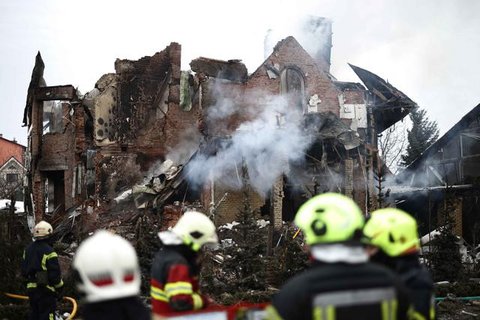 Drone Shahed buatan Iran yang diluncurkan Rusia terlihat melintas di langit beberapa detik sebelum menghantam bangunan di Kyiv, Ukraina, pada 17 Oktober 2022. (Dok. AP/Efrem Lukatsky, Arsip)