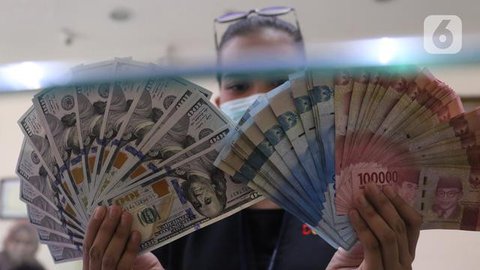 Nilai tukar mata uang rupiah terhadap dolar, selalu mengalami perubahan setiap saat terkadang melemah terkadang juga dapat menguat.