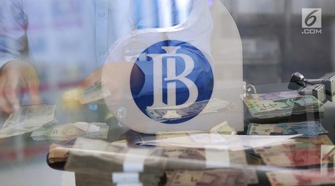Gubernur Bank Indonesia Perry Warjiyo (tengah) saat memberikan keterangan terkait hasil Rapat Dewan Gubernur di Jakarta, Kamis (20/6/2024). (Liputan6.com/Angga Yuniar)