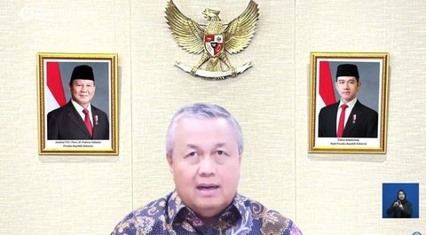 Gubernur Bank Indonesia Perry Warjiyo mengatakan, suku bunga acuan atau atau BI Rate masih tetap sama dengan bulan lalu. Bank Indonesia (BI) memutuskan untuk menahan besarna suku bunga acuan