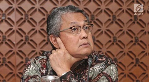 Gubernur Bank Indonesia Perry Warjiyo mengatakan, suku bunga acuan atau atau BI Rate masih tetap sama dengan bulan lalu. Bank Indonesia (BI) memutuskan untuk menahan besarna suku bunga acuan