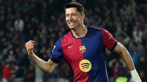 Pada menit ke-66, Robert Lewandowski mencetak gol keduanya di laga ini. (LLUIS GENE/AFP)