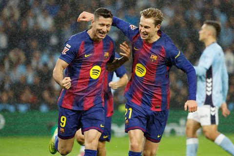 Pada menit ke-66, Robert Lewandowski mencetak gol keduanya di laga ini. (LLUIS GENE/AFP)