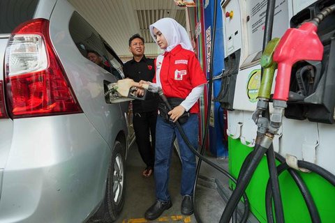 Menteri Energi dan Sumber Daya Mineral (ESDM) Bahlil Lahadalia usai acara Anugerah Subroto, di Hotel Kempinski, Jakarta, Jumat (24/10/2025). (Liputan6.com/Arief)
