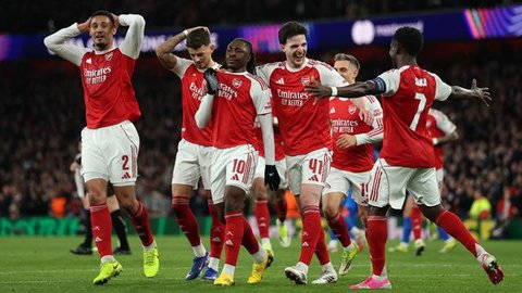Pemain Arsenal, Gabriel Jesus (kanan), merayakan gol bersama rekan setimnya dalam pertandingan fase liga Liga Champions melawan Inter Milan di Giuseppe Meazza, Italia, Rabu (21/1/2026). (AP P