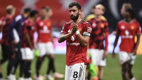 Pemain Manchester United, Bruno Fernandes, melakukan selebrasi setelah mencetak gol ke gawang Wolverhampton Wanderers pada laga Liga Inggris di Stadion Molineux, Selasa (9/12/2025). (AP Photo