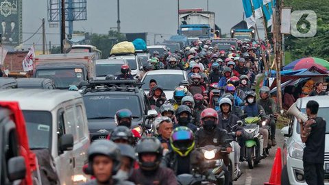 Mereka memilih menggunakan sepeda motor sebagai moda transportasi mudik dengan alasan lebih cepat sampai tujuan dan tidak macet. (Liputan6.com/Herman Zakharia)