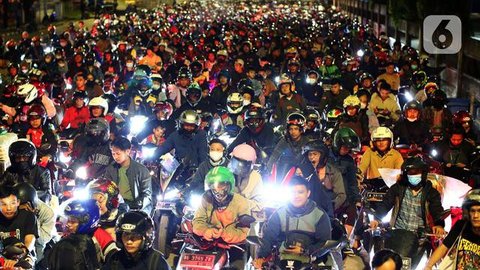 Mereka memilih menggunakan sepeda motor sebagai moda transportasi mudik dengan alasan lebih cepat sampai tujuan dan tidak macet. (Liputan6.com/Herman Zakharia)