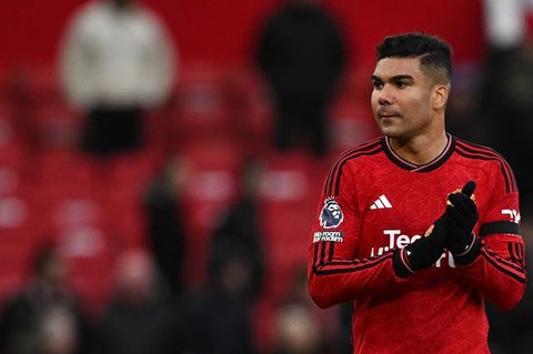 Di menit ke-79, Manchester United berbalik unggul lewat sundulan keras Casemiro yang berhasil merobek jala gawang Athletic Bilbao yang dijaga Julen Agirrezabala. (Oli SCARFF/AFP)