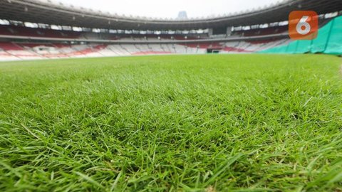 Ketua PSSI, Erick Thohir, didampingi Direktur Utama PPKGBK, Rakhmadi Afif, meninjau langsung kondisi terkini dari rumput Stadion Utama Gelora Bung Karno (SUGBK) di H-7 jelang pertandingan Tim