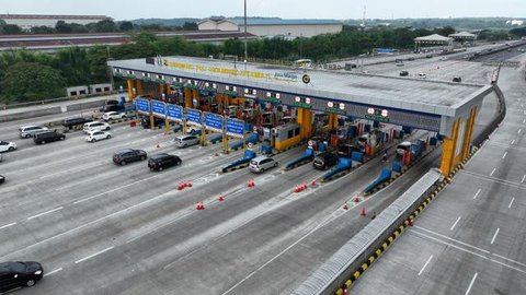 Lonjakan volume lalu lintas didominasi kendaraan roda dua yang bergerak dari arah barat menuju timur. Tampak foto udara memperlihatkan pengendara kendaraan bermotor saat melintas di Jalan Ray