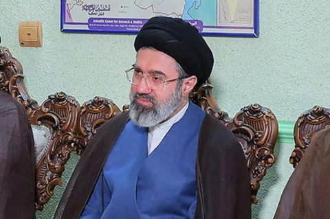 Sekretaris Dewan Keamanan Nasional Tertinggi Iran Ali Larijani di Beirut, Lebanon, pada 13 Agustus 2025. (Dok. AP/Bilal Hussein)