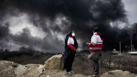Media lokal Iran melaporkan kebakaran besar terjadi di Teheran dan mengonfirmasi bahwa kilang minyak dan fasilitas penyimpanan minyak terkena dua rudal serangan udara. Tampak dalam foto, empa