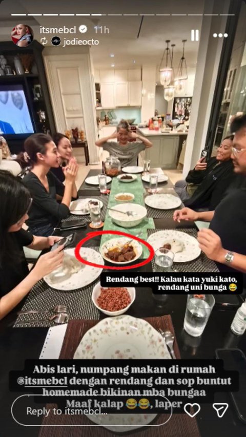 Di lebaran hari ke 2, BCL, Noah, dan suaminya tampak mengenakan baju lebaran warna abu-abu. Semakin menarik dengan motif tulisan aksara. Noah dan ayah sambungnya kompak mengenakan atasan keme