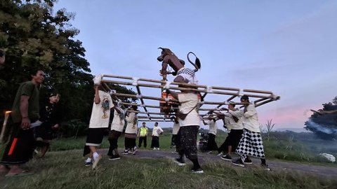 Pawai ogoh-ogoh di Ngawen berlangsung meriah di tengah Ramadhan, jadi simbol kuat toleransi antarumat beragama menjelang Nyepi dan Idulfitri. (Liputan6.com/Hendro Ary Wibowo)