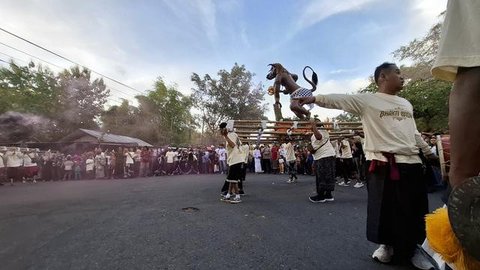 Pawai ogoh-ogoh di Ngawen berlangsung meriah di tengah Ramadhan, jadi simbol kuat toleransi antarumat beragama menjelang Nyepi dan Idulfitri. (Liputan6.com/Hendro Ary Wibowo)