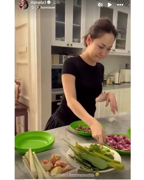 Momen BCL masak rendang jelang Lebaran 2026. [IG: @yukikt]