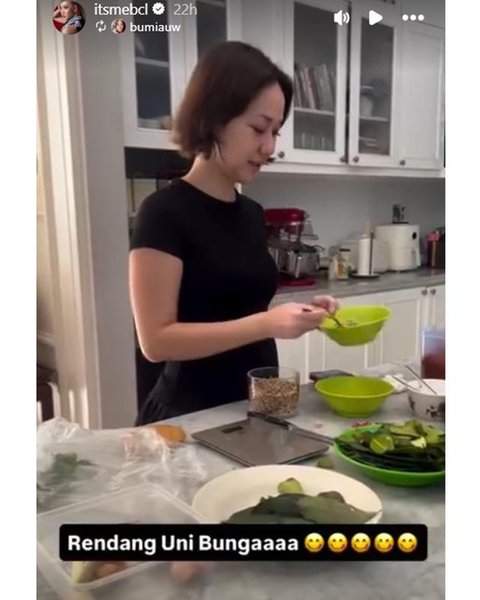 Momen BCL masak rendang jelang Lebaran 2026. [IG: @yukikt]