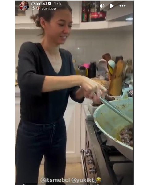 Momen BCL masak rendang jelang Lebaran 2026. [IG: @yukikt]