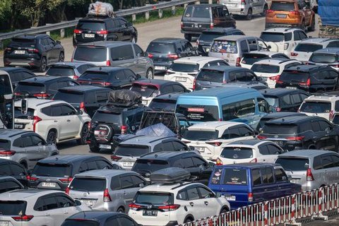Mereka akan mudik ke kampung halaman untuk merayakan Hari Raya Idul Fitri 1447 Hijriah. Tampak dalam foto, pengendara kendaraan bermotor melintas di Jalan Raya Cikarang, Bekasi, Jawa Barat, R
